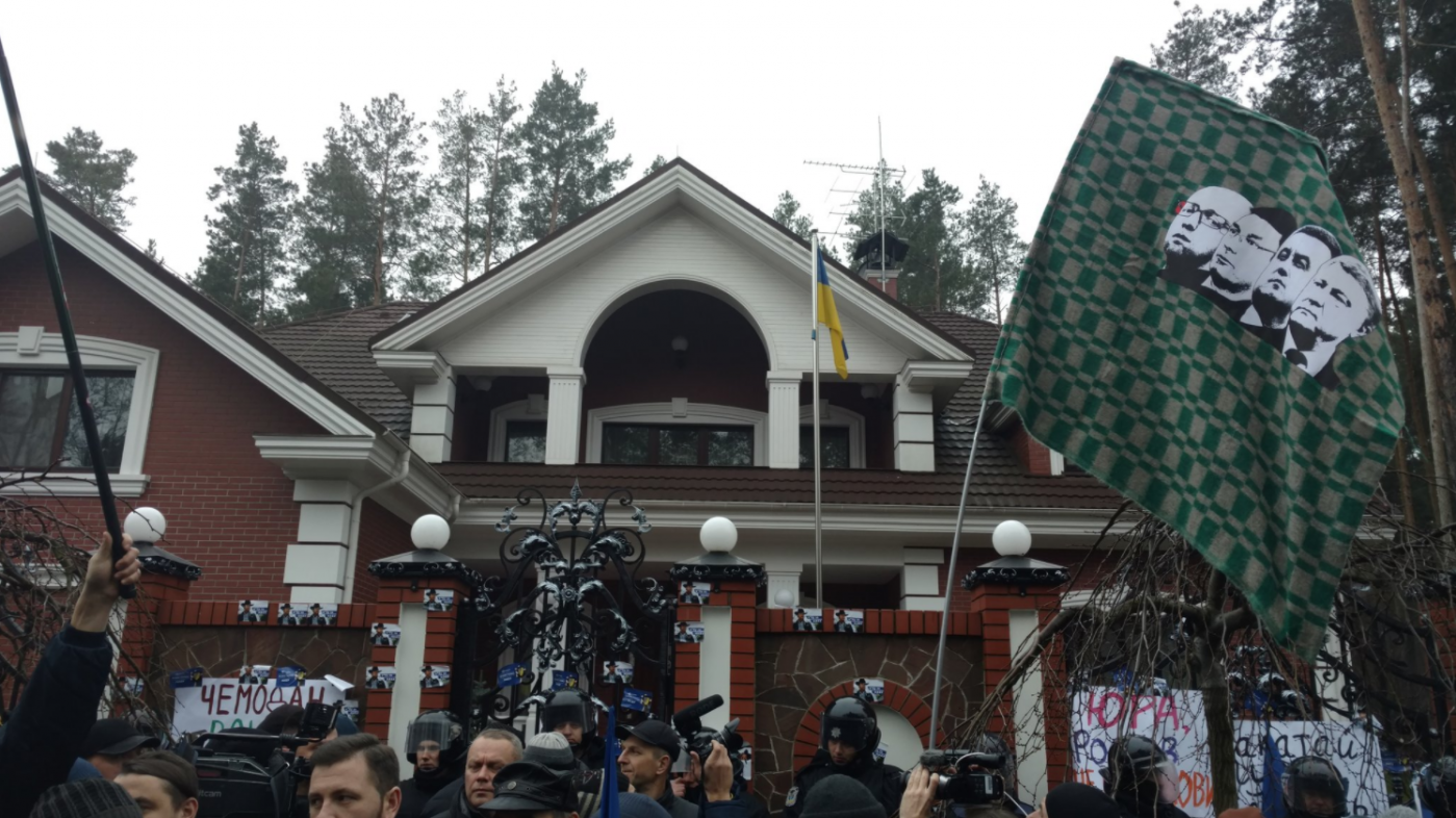 Автомайдан приехал к дому генпрокурора Луценко с клетчатым одеялом