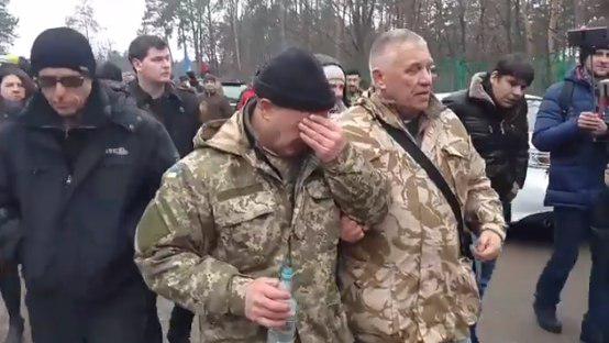 Барне снова досталось: Нардепу брызнули в глаза из газового баллончика под домом Луценко