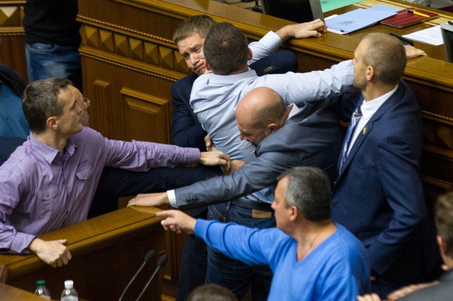 Драка, крики и дымовая шашка: Как парламент принимал законопроекты о реинтеграции и статусе Донбасса