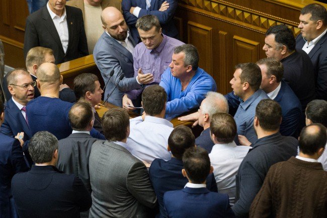 Драка, крики и дымовая шашка: Как парламент принимал законопроекты о реинтеграции и статусе Донбасса