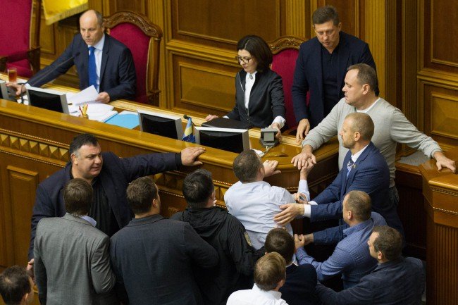 Драка, крики и дымовая шашка: Как парламент принимал законопроекты о реинтеграции и статусе Донбасса