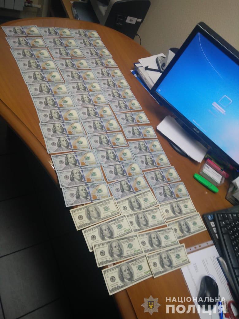 Главу структурного подразделения киевского банка уличили в вымогательстве около миллиона гривен