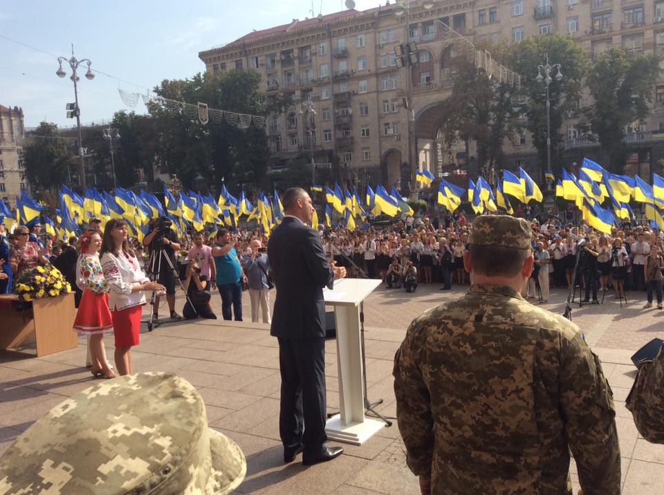 Кличко: Сегодня украинский флаг – это и символ, и оберег, с которым идут в бой