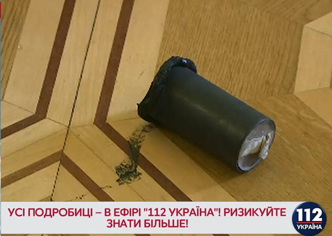 Левченко зажег дымовую шашку в зале Рады