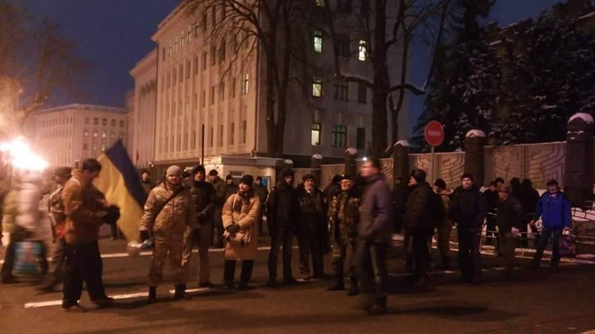 Митингующие криворожане перекрыли выезды из Администрации президента, - нардеп