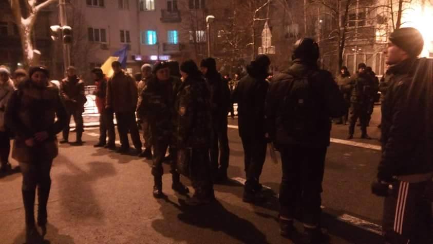 Митингующие криворожане перекрыли выезды из Администрации президента, - нардеп
