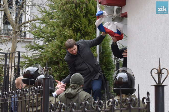 Опубликовано видео с Парасюком, срывающим флаг РФ с консульства во Львове