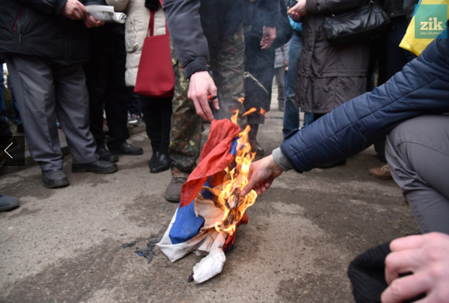 Опубликовано видео с Парасюком, срывающим флаг РФ с консульства во Львове