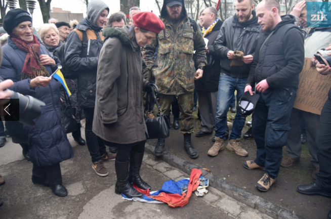 Опубликовано видео с Парасюком, срывающим флаг РФ с консульства во Львове