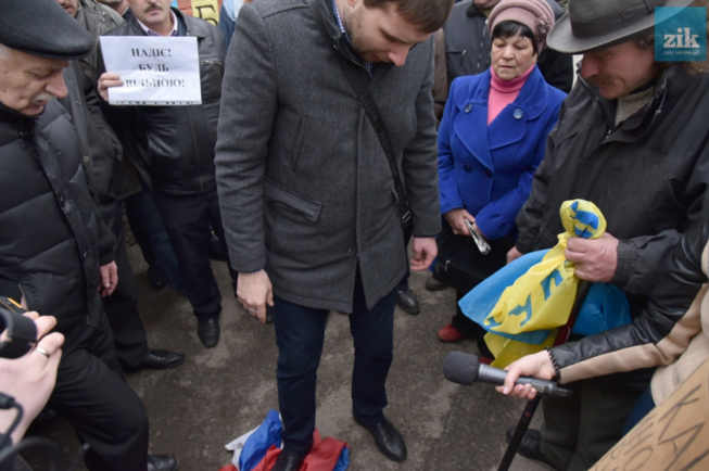 Опубликовано видео с Парасюком, срывающим флаг РФ с консульства во Львове
