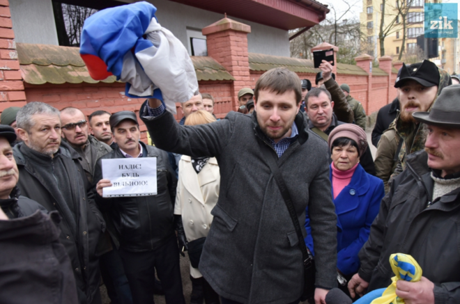 Опубликовано видео с Парасюком, срывающим флаг РФ с консульства во Львове