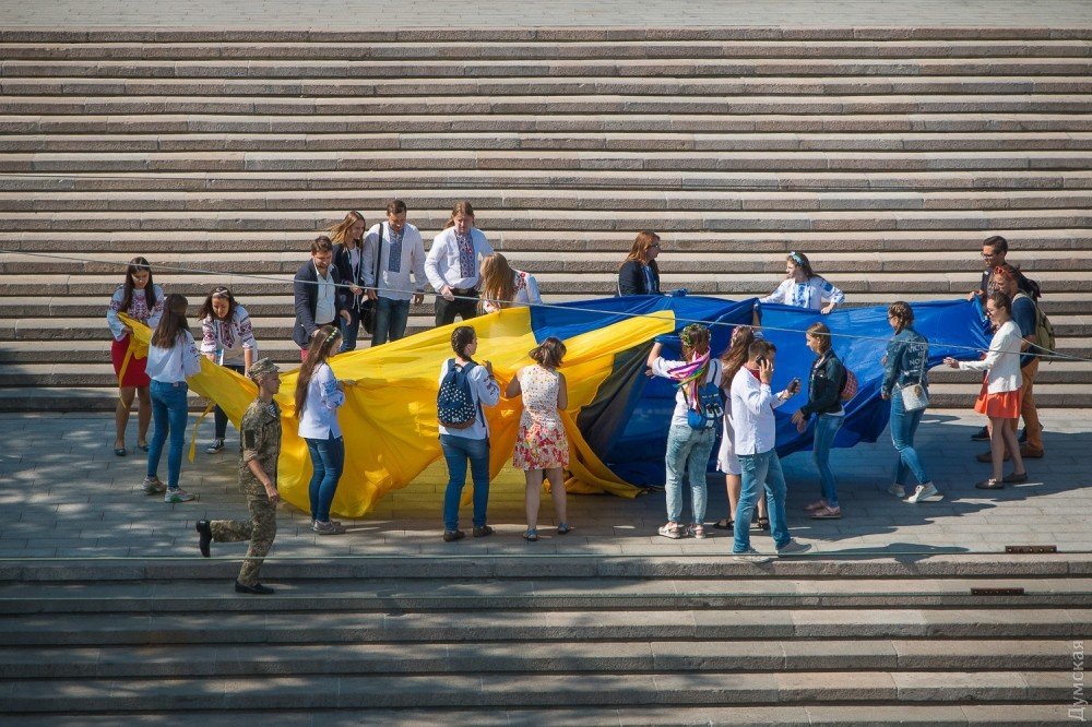 Потемкинскую лестницу в Одессе накрыли 26-метровым флагом Украины