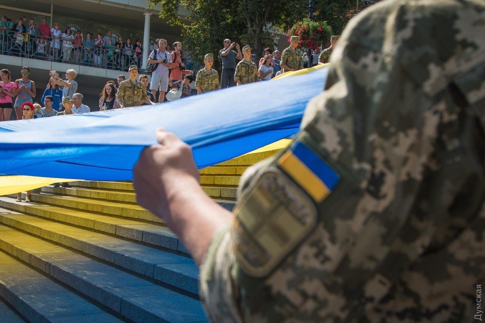 Потемкинскую лестницу в Одессе накрыли 26-метровым флагом Украины