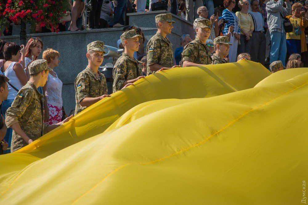 Потемкинскую лестницу в Одессе накрыли 26-метровым флагом Украины