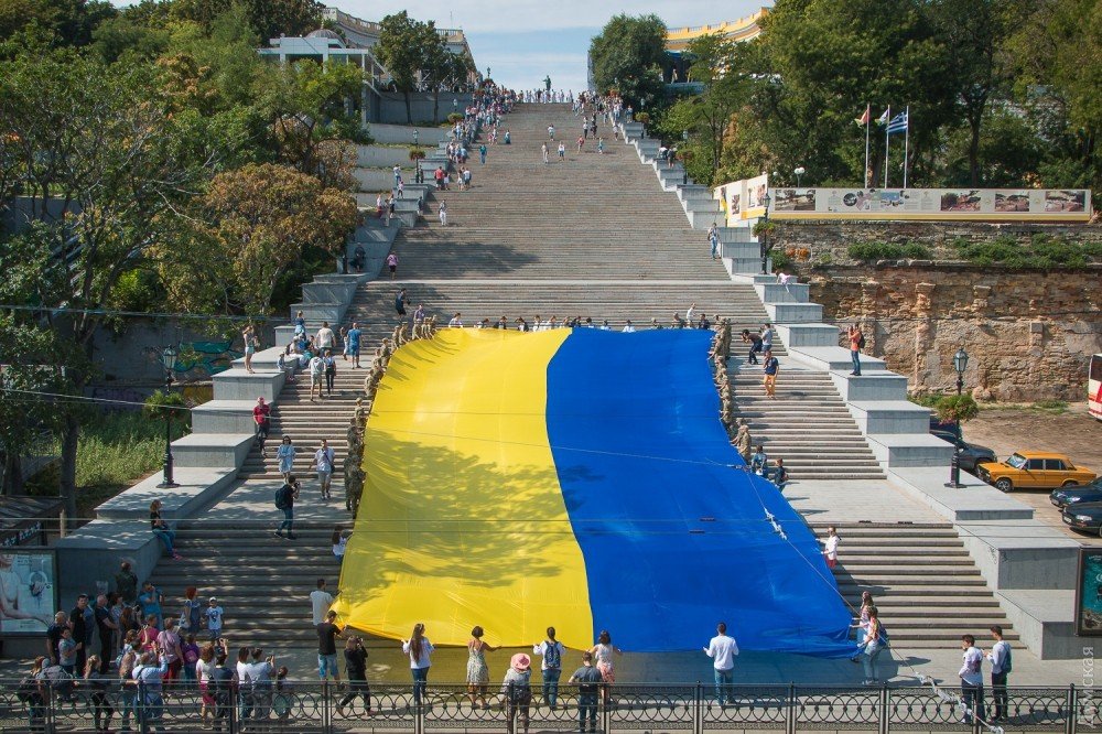 Потемкинскую лестницу в Одессе накрыли 26-метровым флагом Украины