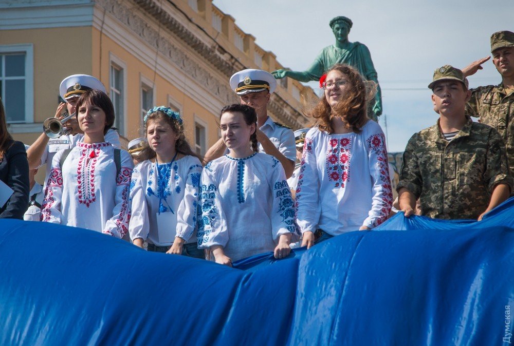 Потемкинскую лестницу в Одессе накрыли 26-метровым флагом Украины