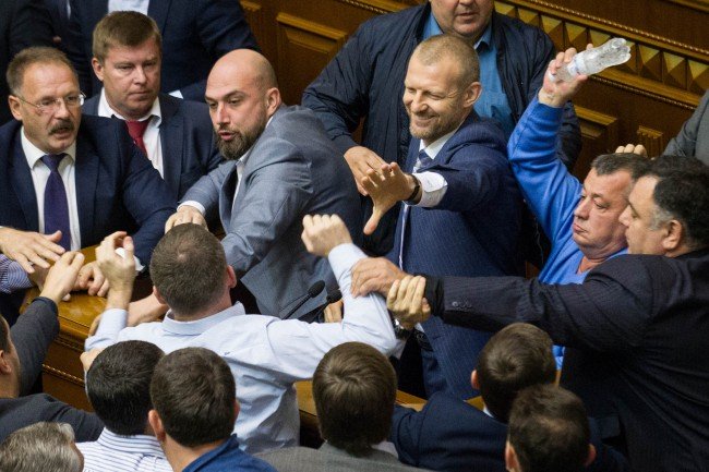 Рада приняла за основу проект о реинтеграции Донбасса, изъяв из него норму о минских договоренностях