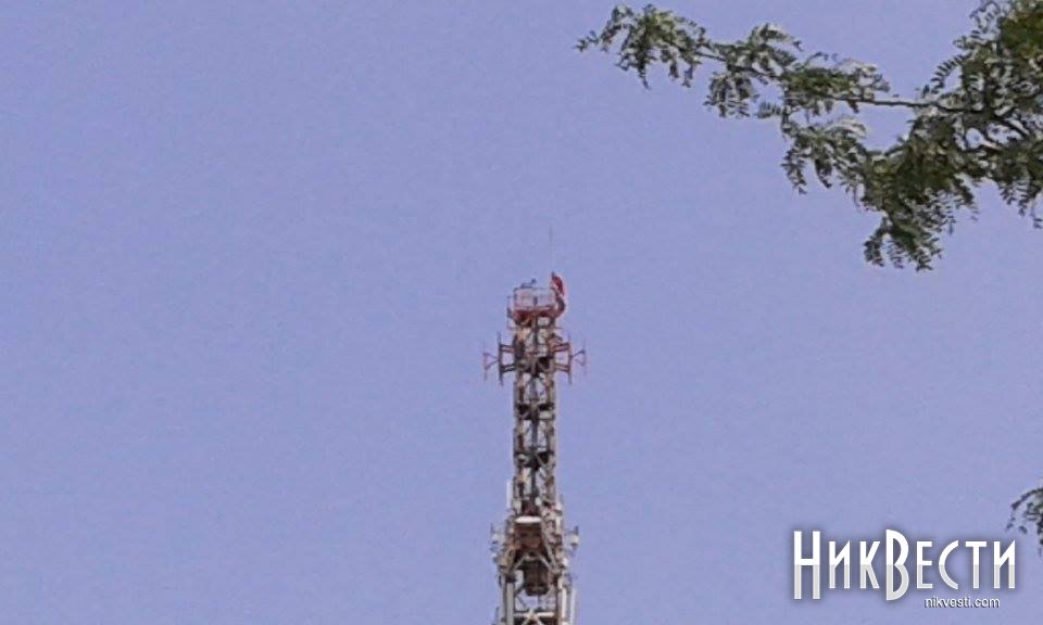 В Николаеве неизвестные установили на телевышке флаг Новороссии и сообщили о ее минировании