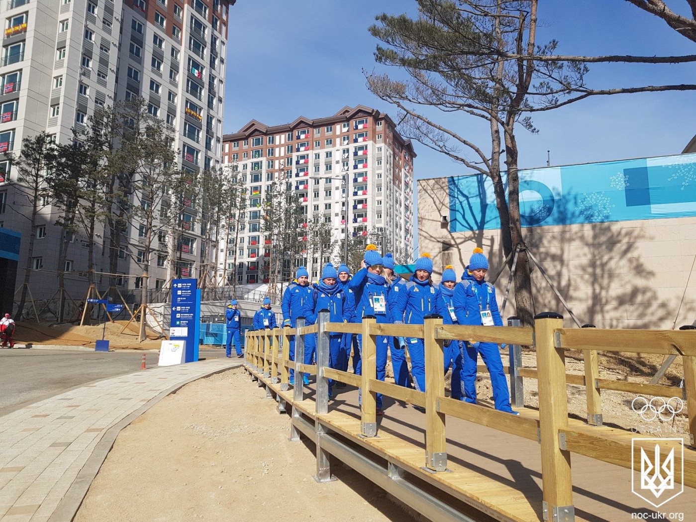 В Олимпийском поселке Пхенчхана торжественно подняли флаг Украины