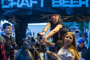 В одесском парке проходит фестиваль пива: у пруда столпились тысячи людей