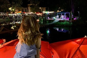 В одесском парке проходит фестиваль пива: у пруда столпились тысячи людей