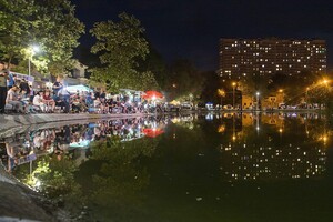 В одесском парке проходит фестиваль пива: у пруда столпились тысячи людей