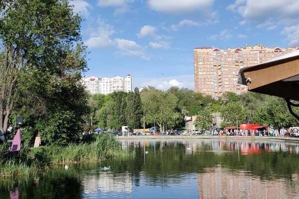 В одесском парке проходит фестиваль пива: у пруда столпились тысячи людей