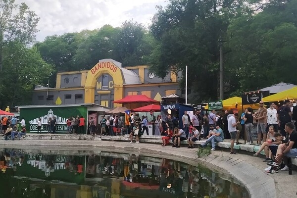 В одесском парке проходит фестиваль пива: у пруда столпились тысячи людей