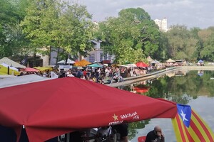 В одесском парке проходит фестиваль пива: у пруда столпились тысячи людей