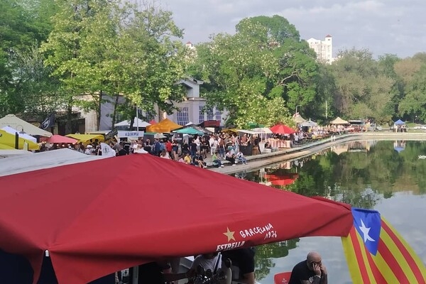 В одесском парке проходит фестиваль пива: у пруда столпились тысячи людей
