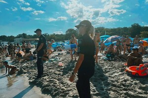 На одном из пляжей Одессы в воде обнаружили предмет похожий на мину (обновлено)