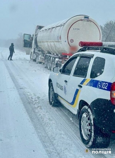 Армагеддон на Одещині: перекинулась вантажівка з зерном, автобус з пасажирами з’їхав у кювет, «швидка» застряла в снігу