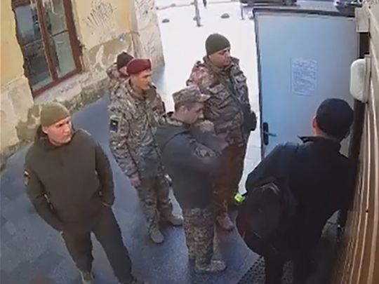 «Добрий день, вам повістка»: у Львові 7 працівників ТЦК силою «мобілізували» паркувальника з робочого місця