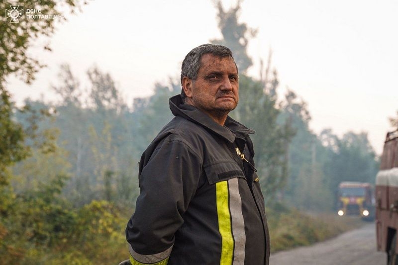 «Я збивала вогонь віником з бур’янів, а мій водій носив воду відрами»: на Полтавщині вирує масштабна пожежа