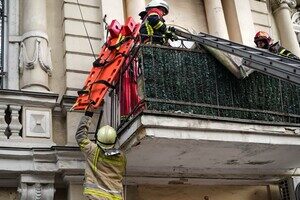 В центре Одессы обрушился балкон с людьми: есть пострадавшие